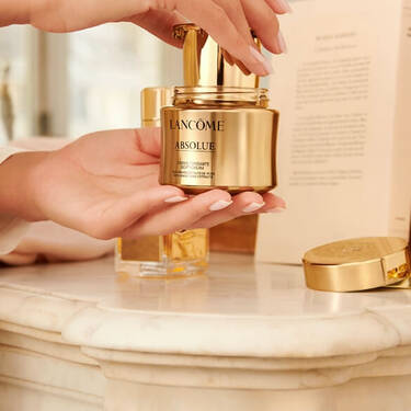 Woman showing how to replace the Absolue Soft Cream refill cartridge for sustainability.
