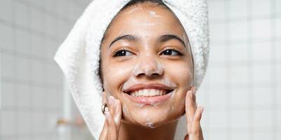 Women showing how to cleanse skin and remove makeup